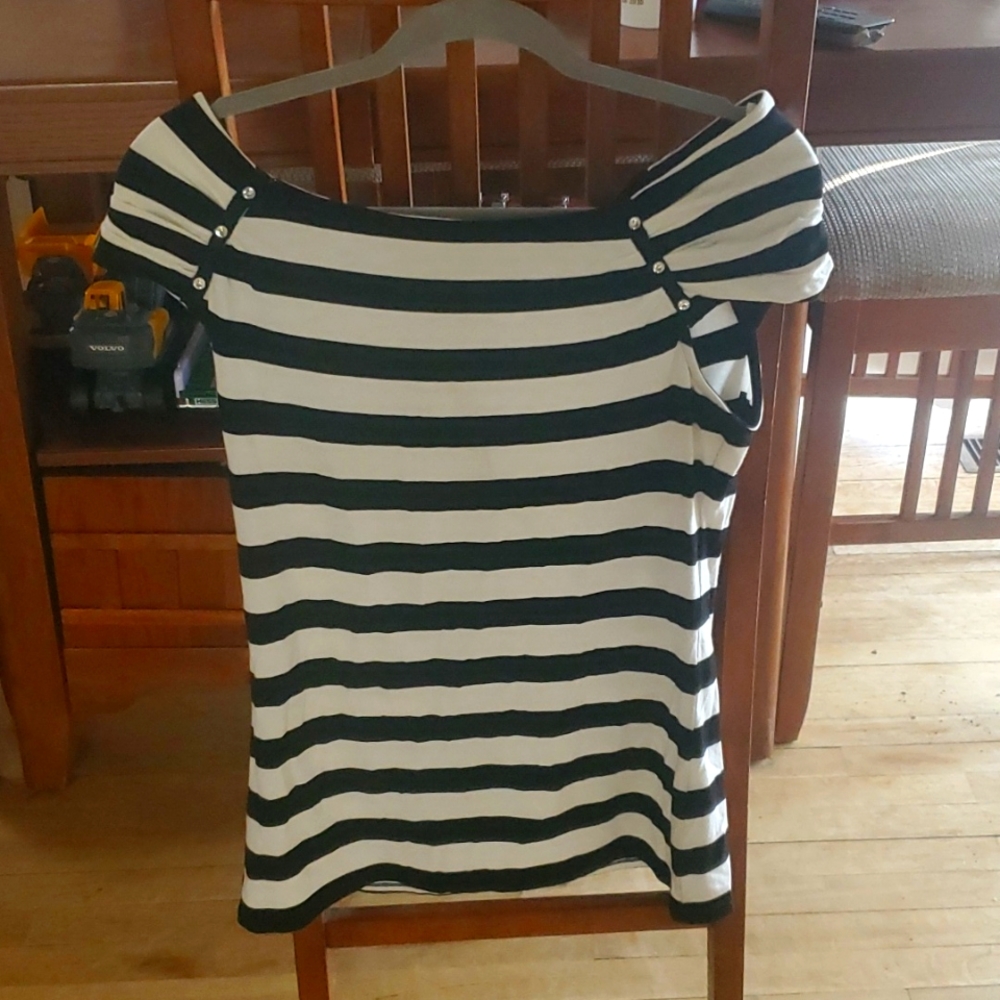 Over shoulder stripped top